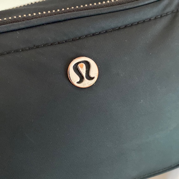 Lululemon crossbody camera bag 2L - Picture 3 of 6